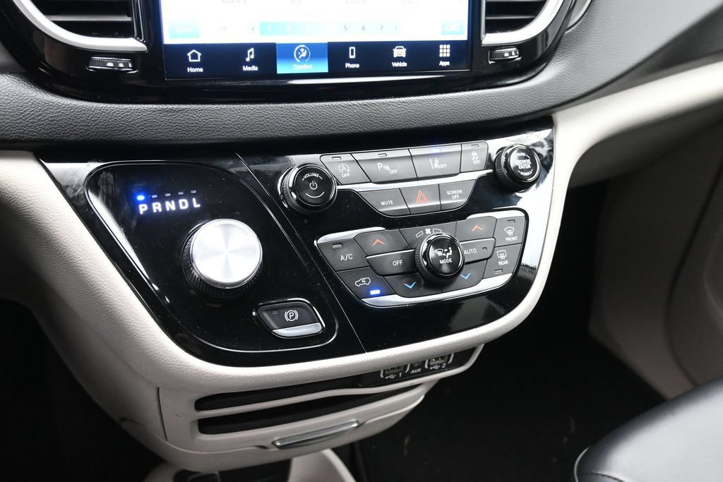 Used 2024 Chrysler Pacifica Touring-L FWD image 17