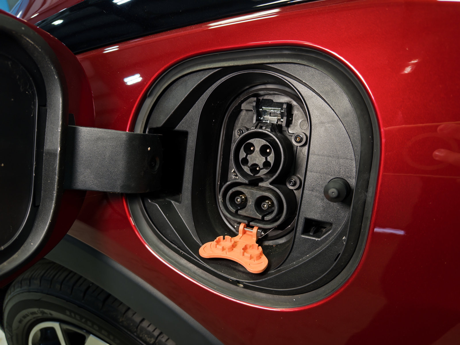 Used 2023 Chevrolet Bolt LT w/ Infotainment Package FWD image 5