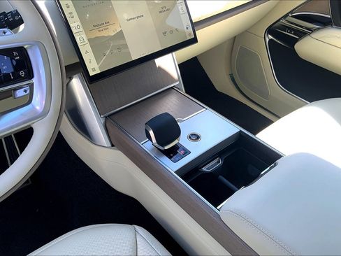 New 2026 Land Rover Range Rover Long Wheelbase SE image 7