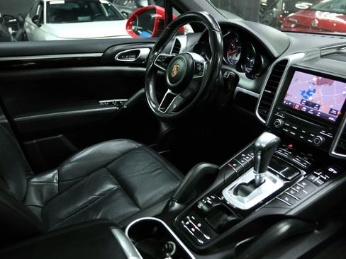 Used 2018 Porsche Cayenne S image 29