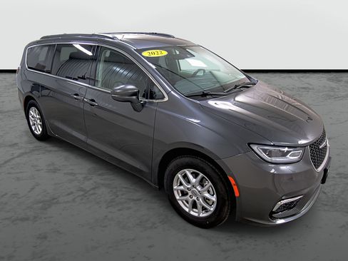 Used 2022 Chrysler Pacifica Touring-L image 5