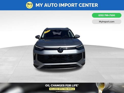Used 2025 Volkswagen Tiguan SE AWD/4WD image 2