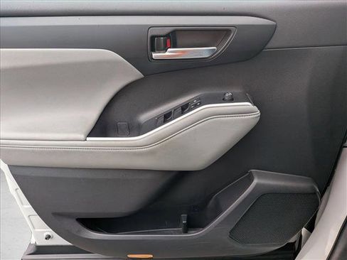 Used 2023 Toyota Highlander XLE image 11