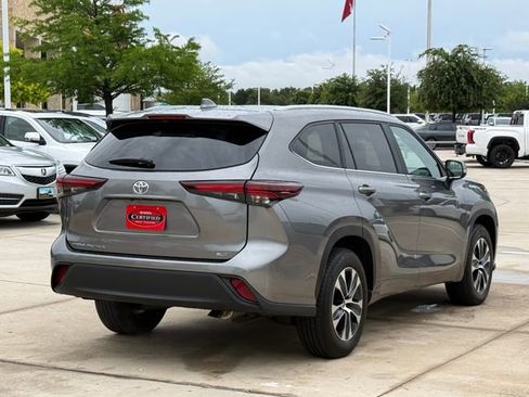 Used 2025 Toyota Highlander XLE FWD image 4