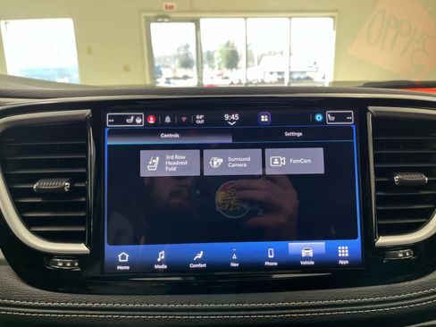 Used 2023 Chrysler Pacifica Limited w/ Uconnect Theater Family Group image 37