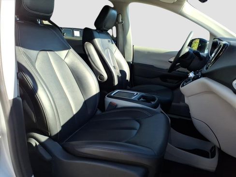 Used 2024 Chrysler Pacifica Touring-L image 9