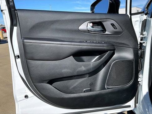 New 2026 Chrysler Pacifica Select image 10