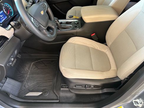 Used 2023 Chevrolet Traverse LT image 16