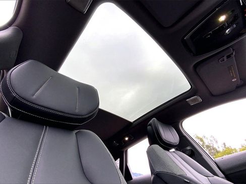 New 2026 Cadillac Optiq Luxury 1 image 31