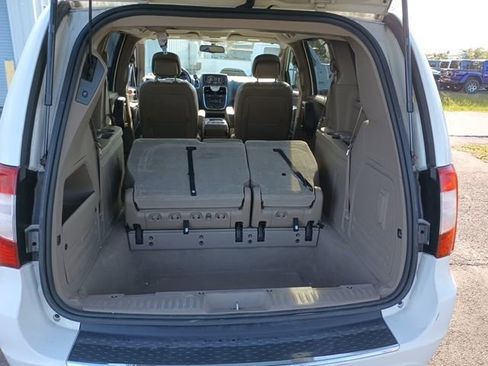 Used 2014 Chrysler Town & Country Touring image 7
