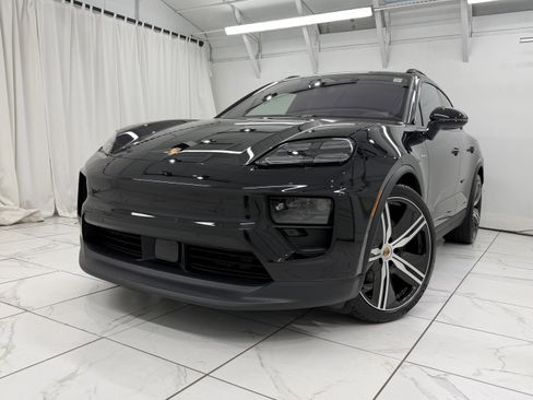 Certified 2025 Porsche Macan 4 Electric image 8