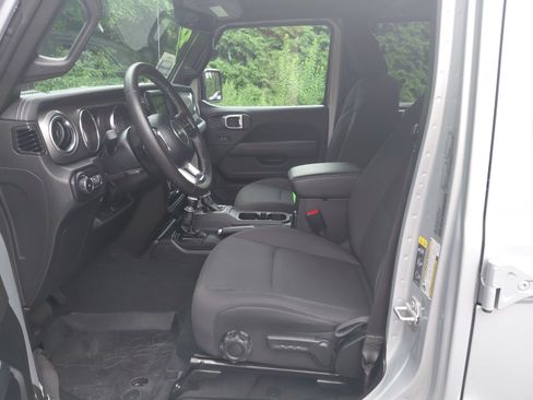 Used 2022 Jeep Wrangler Unlimited Sahara w/ LED Lighting Group AWD/4WD image 2
