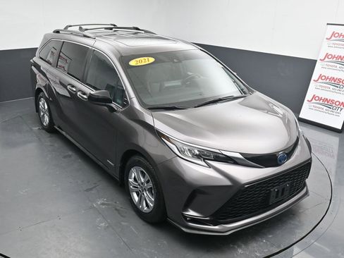 Used 2021 Toyota Sienna XSE w/ XSE Plus Package image 28