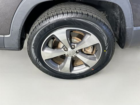 Used 2019 Jeep Cherokee Limited image 11