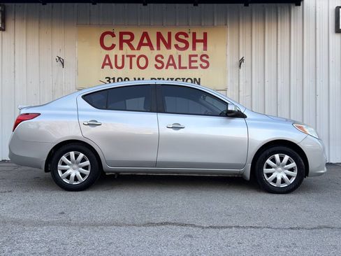 Used 2013 Nissan Versa SV image 2