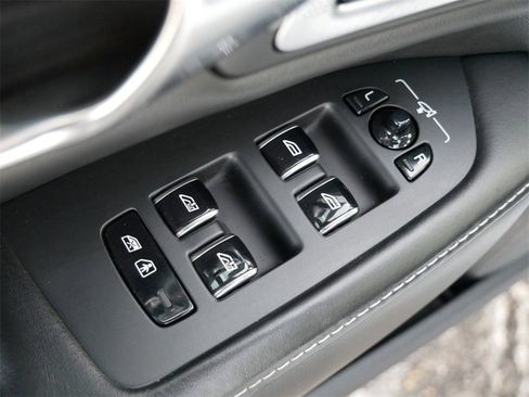 Used 2018 Volvo S90 T8 Inscription w/ Convenience Package image 13