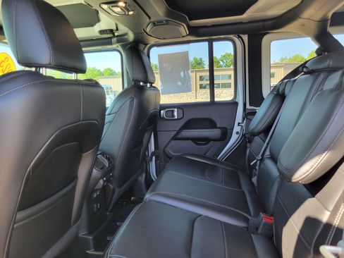 Used 2023 Jeep Wrangler Unlimited Sahara w/ Cold Weather Group AWD/4WD image 16