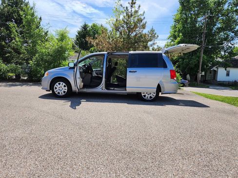 Used 2019 Dodge Grand Caravan SE FWD image 20