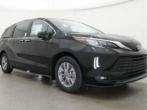 New 2026 Toyota Sienna XLE image 43