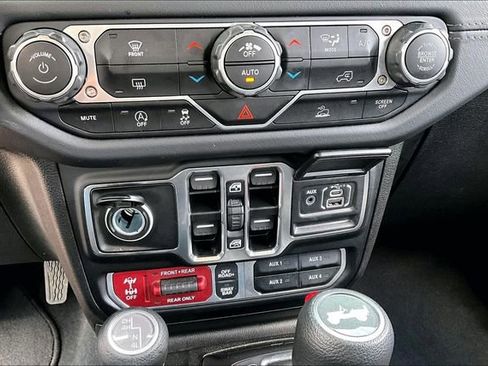 Used 2025 Jeep Wrangler Unlimited Rubicon AWD/4WD image 16