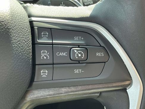 Certified 2023 Jeep Grand Cherokee Limited w/ Black Appearance Package AWD/4WD image 33