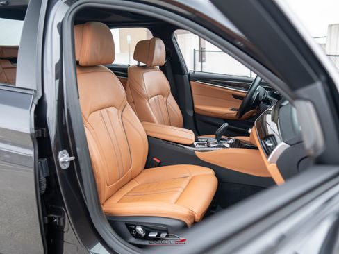 Used 2019 BMW M550i xDrive image 17