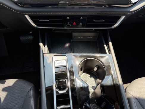 Used 2024 Volkswagen Atlas SE AWD/4WD image 11