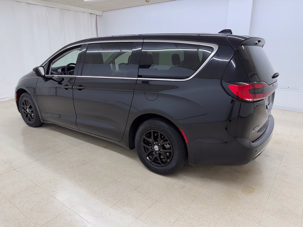 Used 2024 Chrysler Pacifica Touring-L FWD image 3