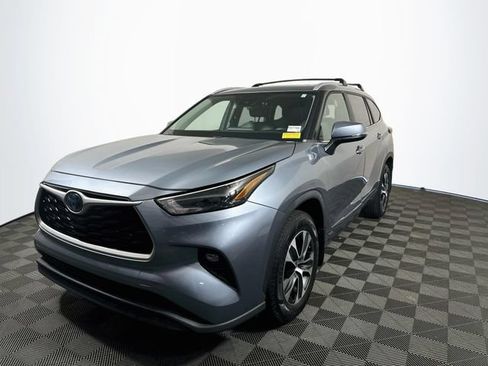 Used 2023 Toyota Highlander XLE AWD/4WD image 4