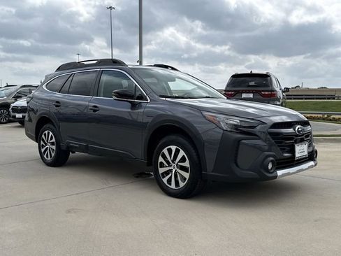 Used 2025 Subaru Outback Premium image 1