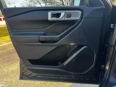 Used 2020 Ford Explorer Limited w/ Class III Trailer Tow Package image 10