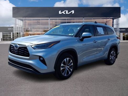 Used 2021 Toyota Highlander XLE AWD/4WD image 3