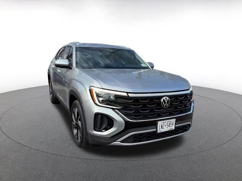 Used 2025 Volkswagen Atlas Cross Sport SE image 3