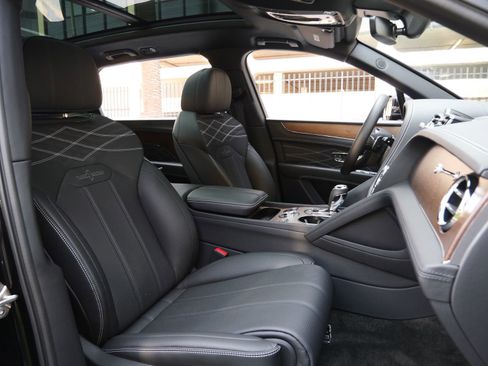 Used 2023 Bentley Bentayga Extended Wheelbase AWD/4WD image 27