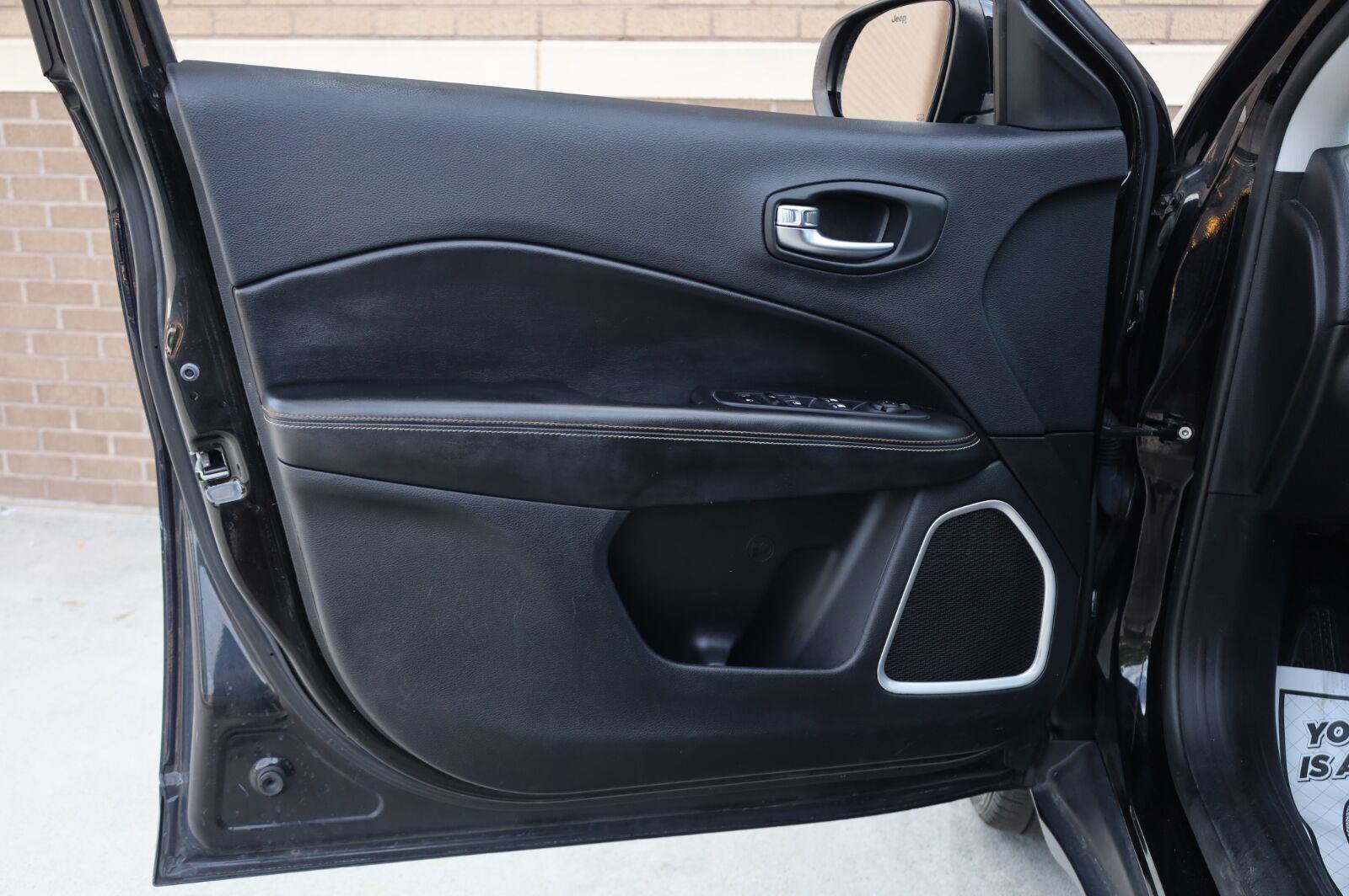 Used 2019 Jeep Compass Latitude FWD image 15