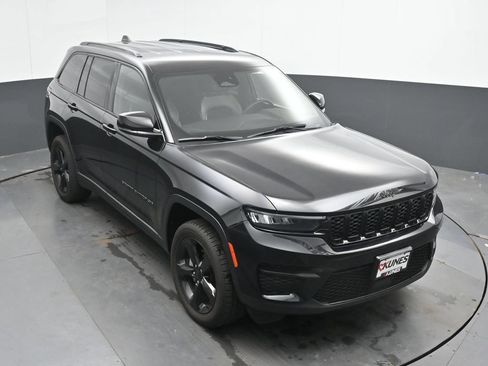 Used 2023 Jeep Grand Cherokee Altitude AWD/4WD image 32