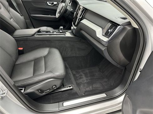 Certified 2025 Volvo XC60 B5 Plus image 25
