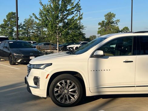 Used 2023 Chevrolet Traverse Premier FWD image 7