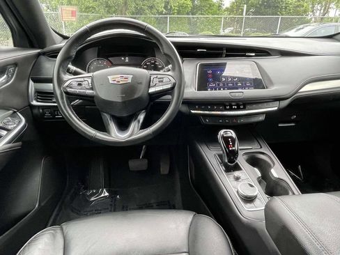 Used 2022 Cadillac XT4 Premium Luxury w/ Enhanced Visibility Package FWD image 17