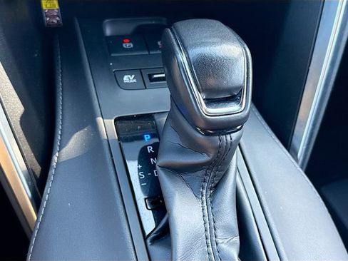Used 2023 Toyota Venza LE AWD/4WD image 19