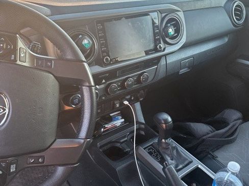 Used 2022 Toyota Tacoma TRD Off-Road image 8