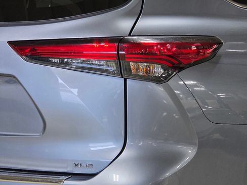 Used 2022 Toyota Highlander XLE FWD image 12