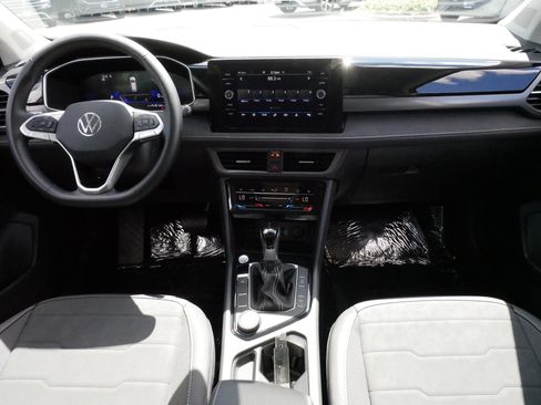 Certified 2025 Volkswagen Taos SE AWD/4WD image 10
