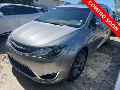 Used 2018 Chrysler Pacifica Limited w/ Tire & Wheel Group