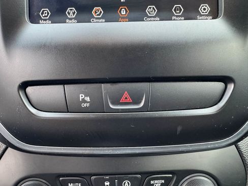 Used 2019 Jeep Cherokee Latitude Plus w/ Cold Weather Group image 17