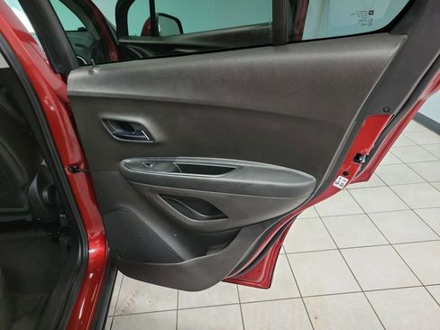 Used 2018 Chevrolet Trax LT w/ LT Convenience Package image 21