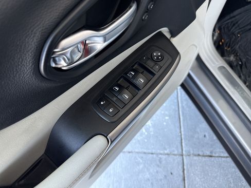 Used 2019 Jeep Cherokee Limited AWD/4WD image 14