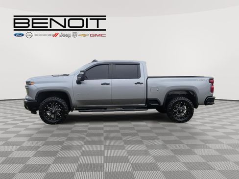 Used 2024 Chevrolet Silverado 2500 Custom AWD/4WD image 2