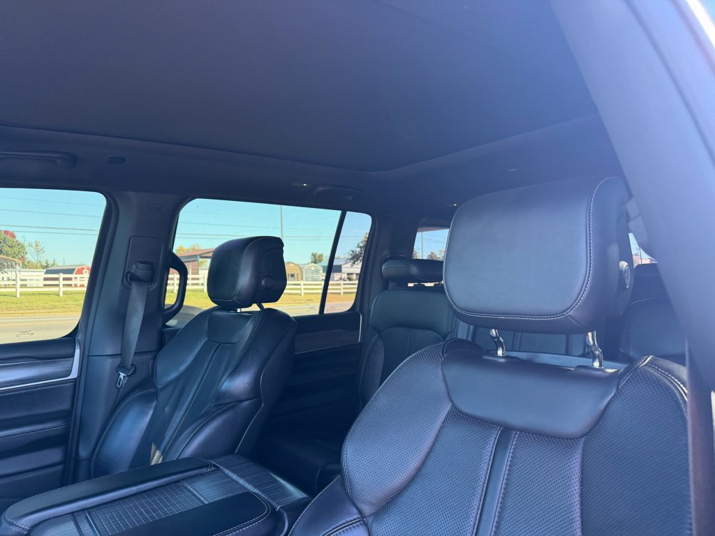 Used 2023 Jeep Wagoneer Series III w/ Premium Group I AWD/4WD image 9