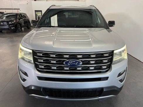 Used 2017 Ford Explorer XLT w/ Equipment Group 202A FWD image 5